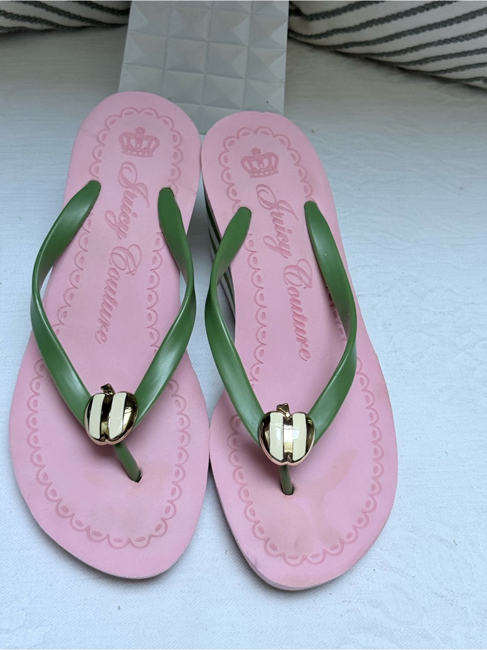 Y2K Juicy Couture Pink Footbed with Green Straps Flip Flops - Picture 9 of 10